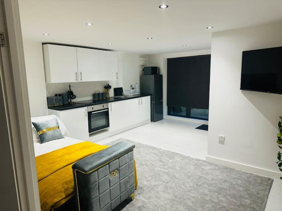 Perfect 1 Bed Apartment Sleeps 5 1 Kingsize Bed 1 Double Sofabed One Single Mattress Free Parking Wifi Good Transport Network Shopping Holiday Makers Families Contractors In North London Enfield Exterior photo